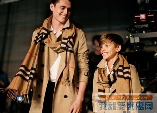 巴宝莉（Burberry）中性经典格纹纯羊绒围巾