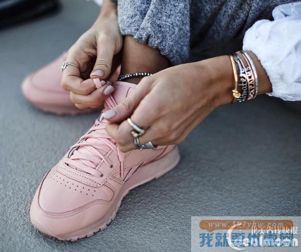 Reebok大童女款真皮鞋2色热卖