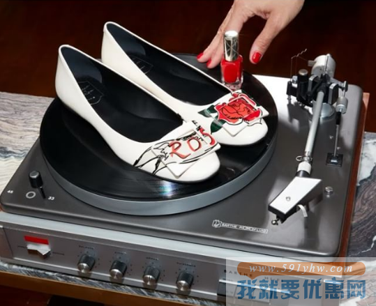 Saks Fifth Avenue ：名媛最爱 Roger Vivier 方扣鞋